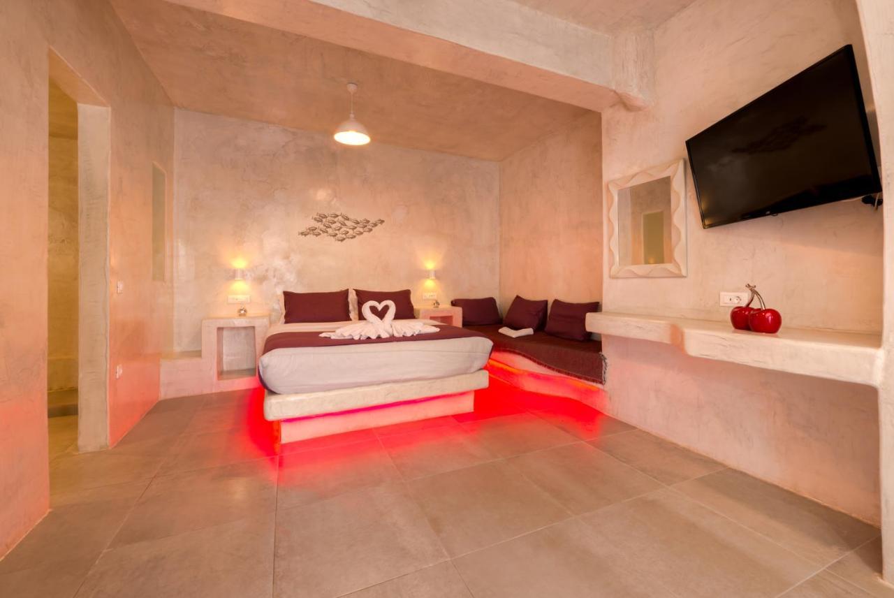The Muses Of Santorini Private Jacuzzi Suites Vóthon Dış mekan fotoğraf